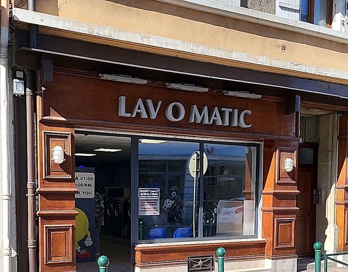 Vitrine de la laverie Lavomatic à Annemasse