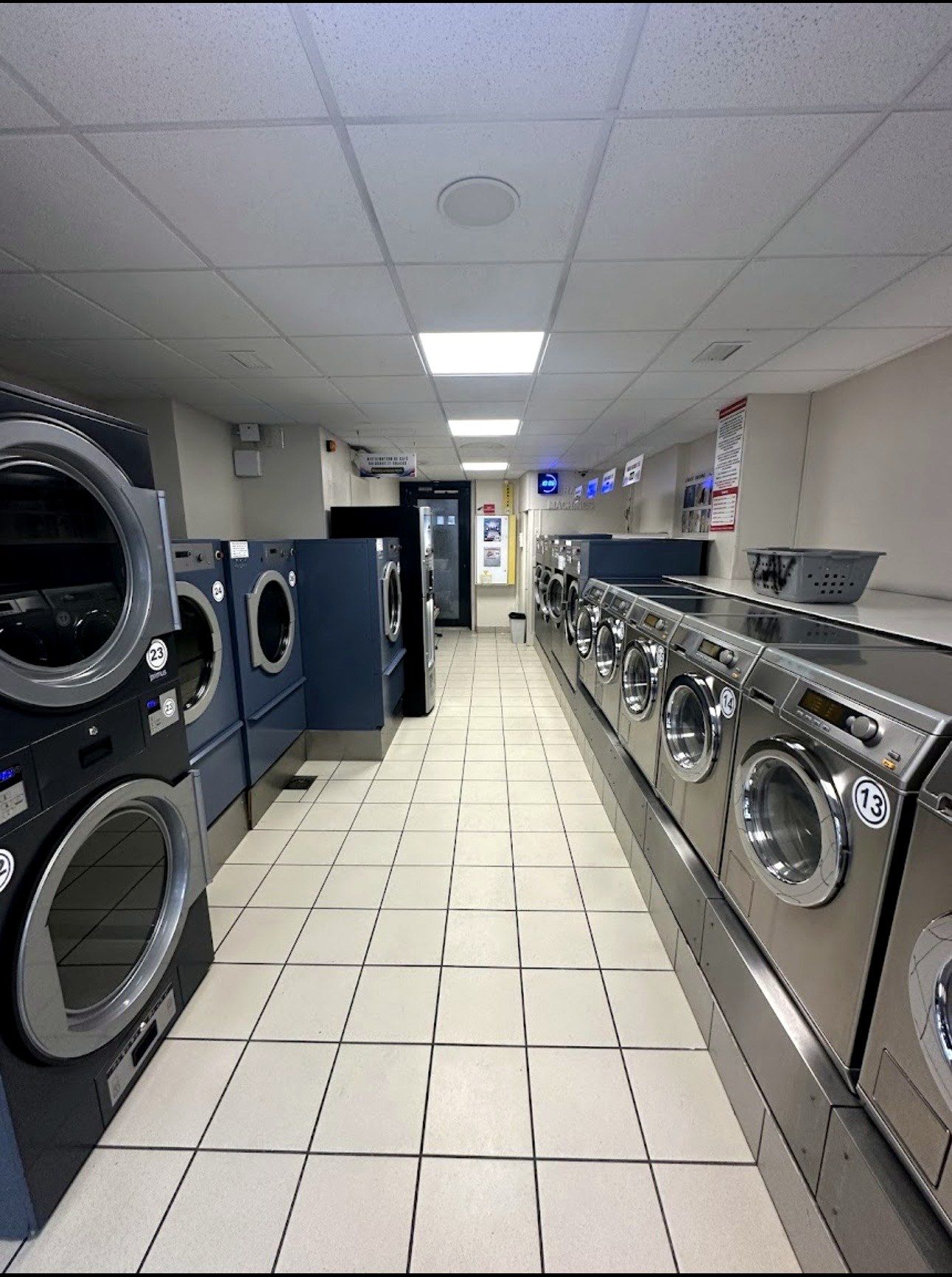 Allée des machines Miele et sèche-linge de la laverie Lavomatic